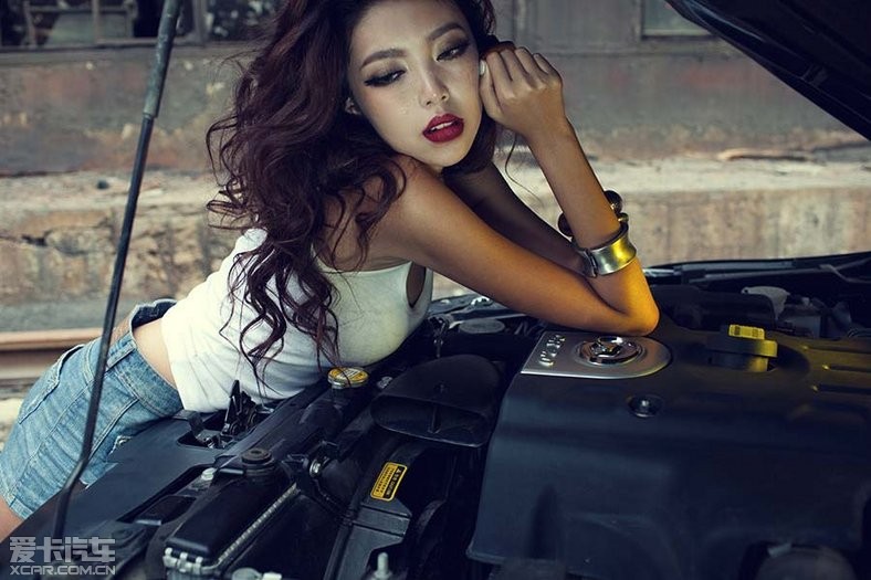 婀娜女郎香车贴身纠缠图片