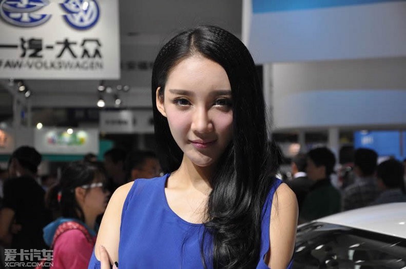 蓝衣瓜子脸美模图片