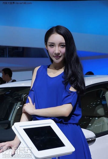 蓝衣瓜子脸美模图片
