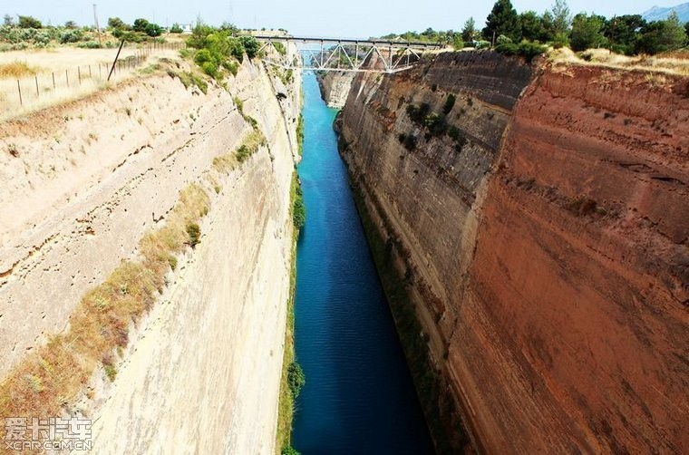 ŵűУ͵ɽ·˿˹˺(Corinth Canal)˺ӳ6000ף23׶ѣˮƽߵ90׸ߣվں˹Ͽϣ͵80ߣ24ߵˮߴֱи״µΣʮ׳ۡ