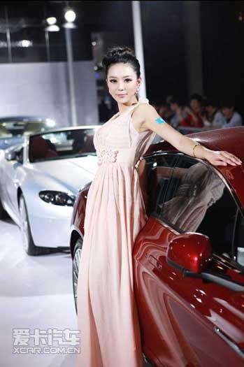 女神与阿斯顿马丁邂逅图片