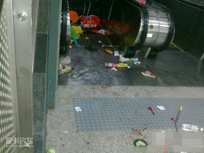 园站a口一上行电扶梯发生设备故障,导致正在搭乘电梯的部分乘客摔倒