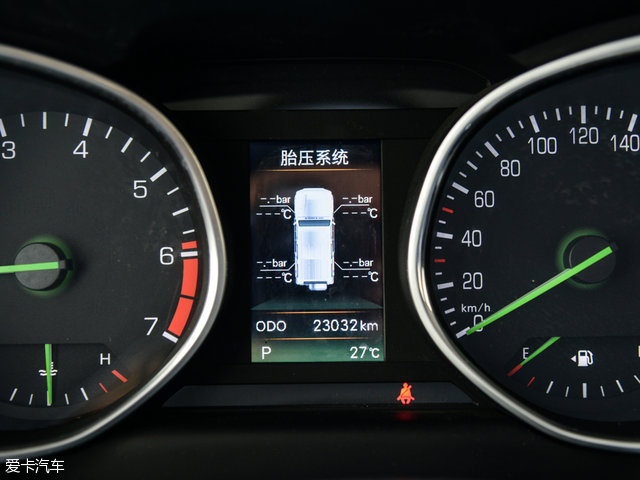 爱卡suv专业测试 北京汽车bj80自动版   bj80配备了前排双气囊,胎压
