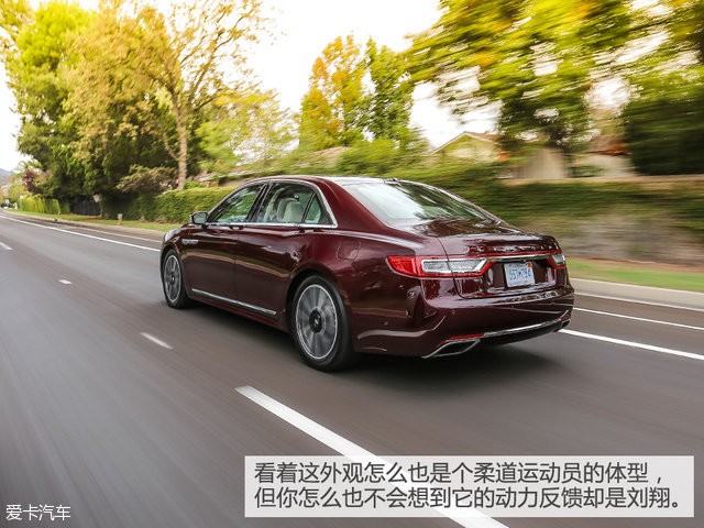 动力储备方面,除了本次在美国试驾的3.0L V6双涡轮增压外,还将为中国市场提供一款2.0T发动机。而在可预见的未来,2.0T车型绝对是全新大陆的销量担当。既然回国之后可以深度试驾2.0T车型,那不如先来看看作为旗舰的3.0T车型表现如何。变速箱方面,两款发动机均配6AT变速箱。 我还是第一次在这个级别的车上体会到如此迅捷灵敏的油门反馈。你只需轻点油门踏板,便可以充分调动这台3.