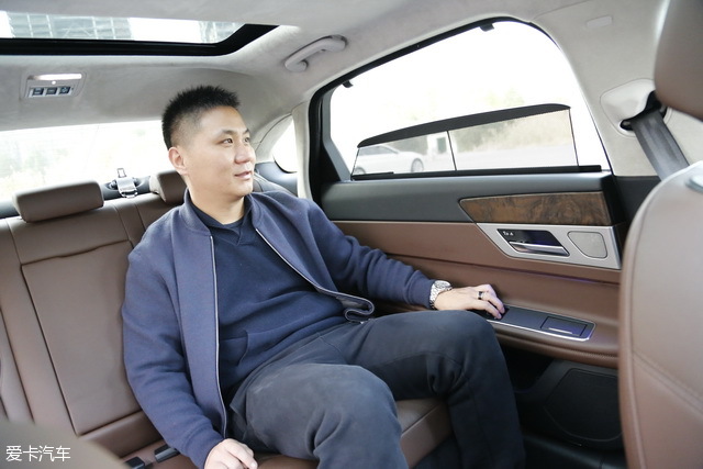 竞品车主采访 宝马528车主聊捷豹XF L - yuhongbo555888 - yuhongbo555888的博客 后排两侧的侧窗配备有专属的遮阳帘,并且还为电动控制,为后排乘客提供了私密空间。
