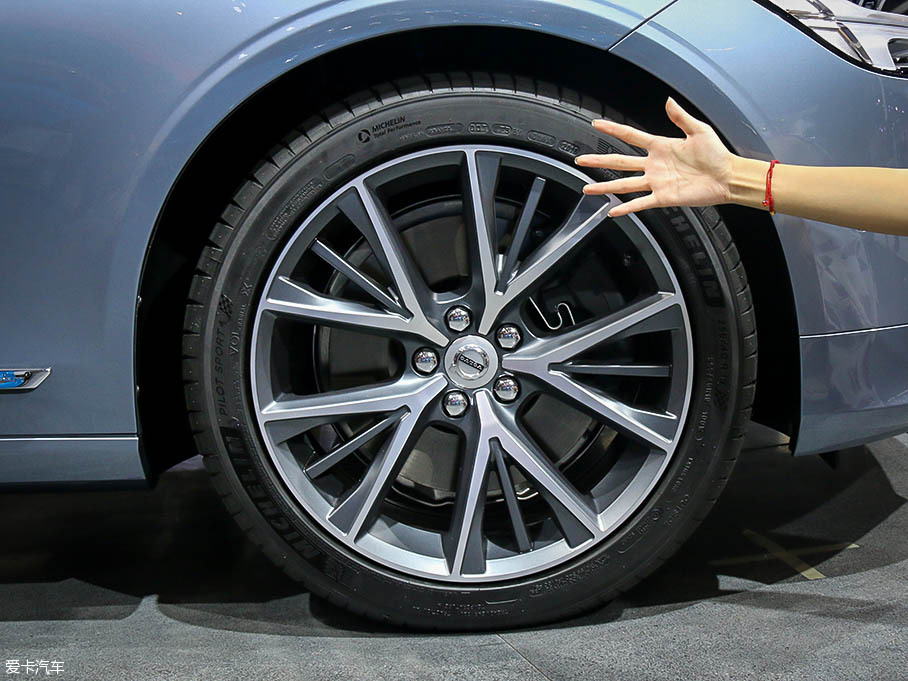 御姐變身老板 對比三款豪華商務車