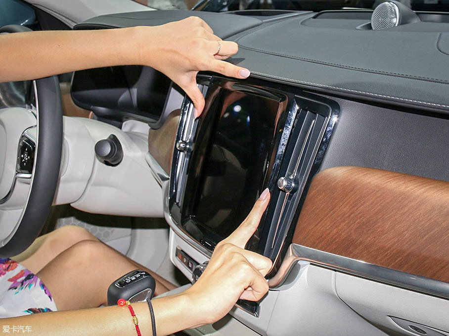 御姐變身老板 對比三款豪華商務車