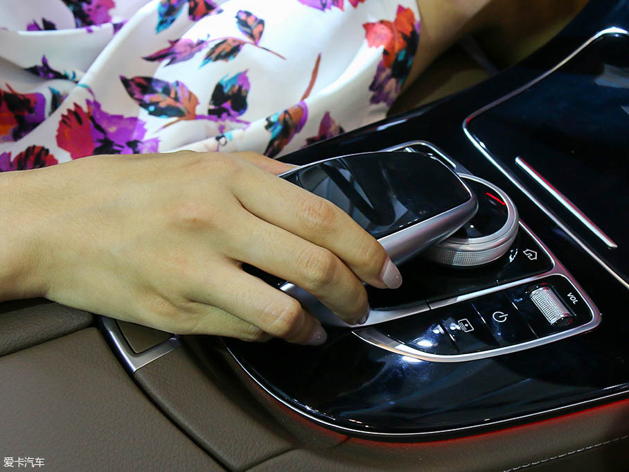 御姐變身老板 對比三款豪華商務車