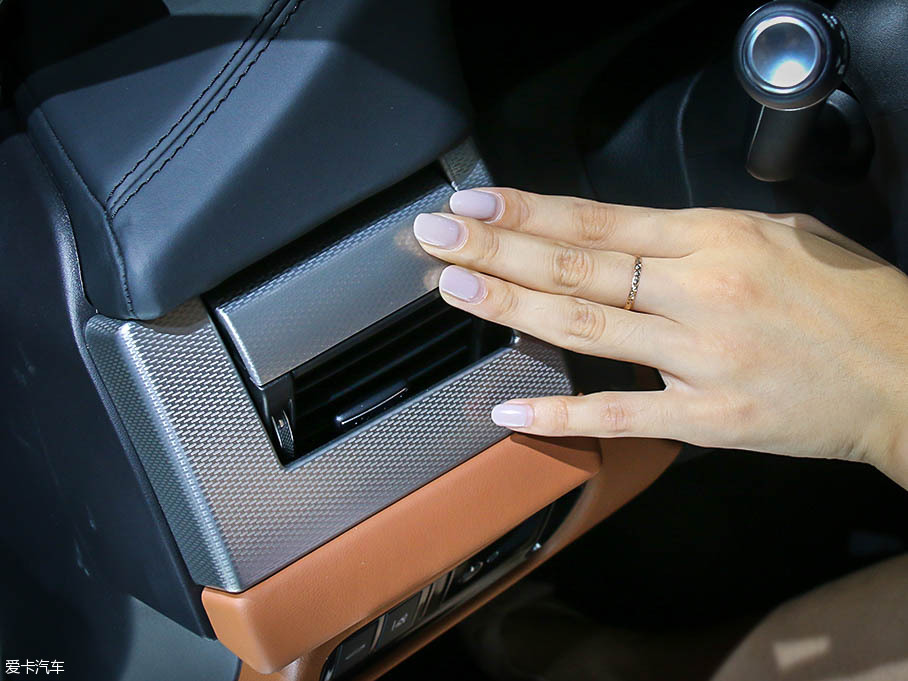 御姐變身老板 對比三款豪華商務車