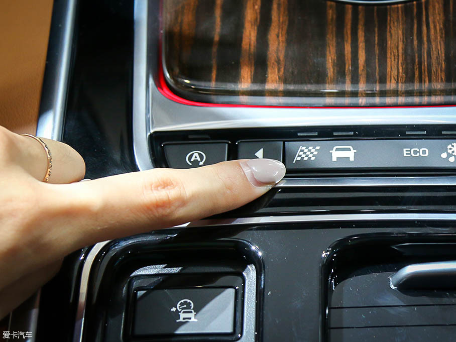 御姐變身老板 對比三款豪華商務車