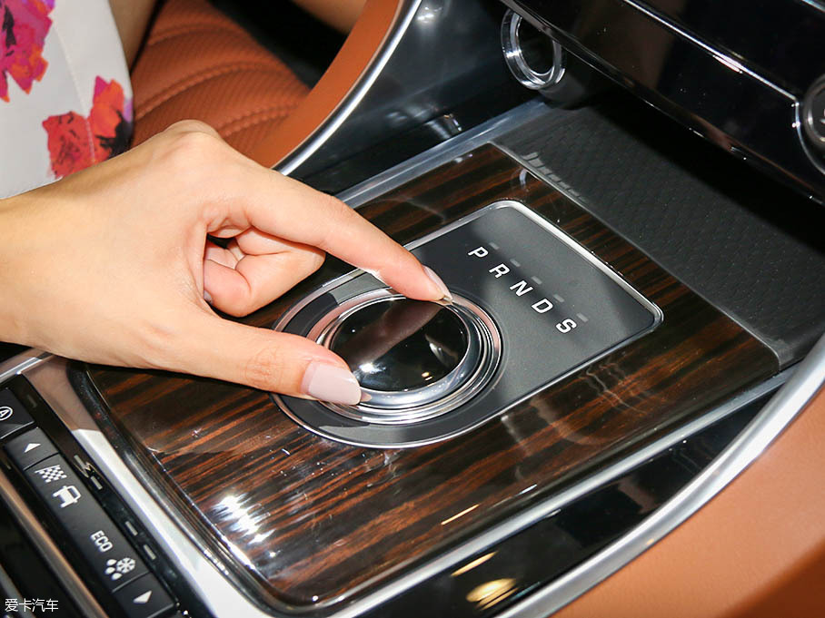 御姐變身老板 對比三款豪華商務車