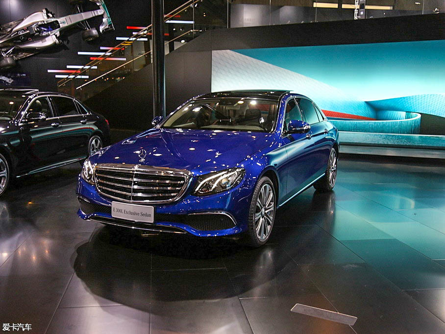 御姐變身老板 對比三款豪華商務車