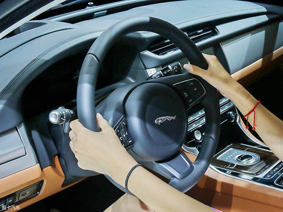 御姐變身老板 對比三款豪華商務車