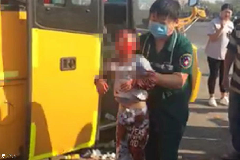 校车与货车相撞
