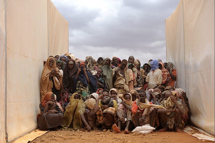 埃塞俄比亚,科比难民营:挤在两顶食物配给帐篷之间的无助的索马里难民