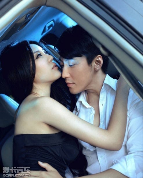 > 浪漫车内上演午夜激情