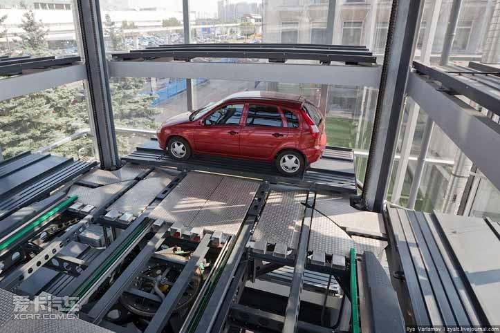 到达一定高度,通过旋转平台中间的托盘把车移动到正确的停车位.