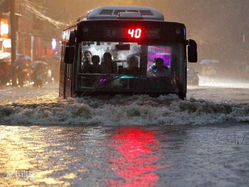 > 京城暴雨汽车变冲锋舟