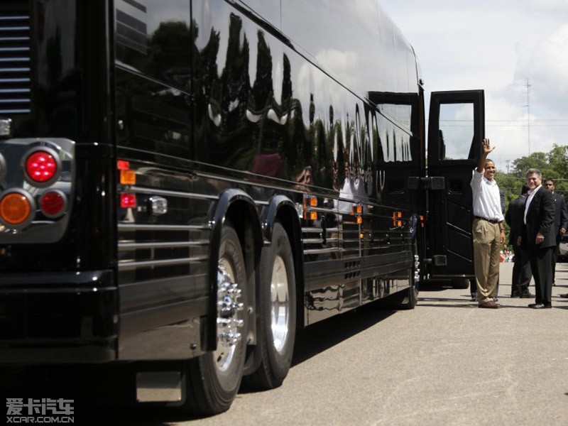 奥巴马精神抖擞地乘坐配备有色玻璃,号称"怪兽"的黑色巴士"出征",车子