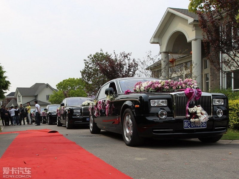 由20多辆豪华婚车组成的迎亲车队驶往温州市鹿城区某别墅区迎娶新娘.
