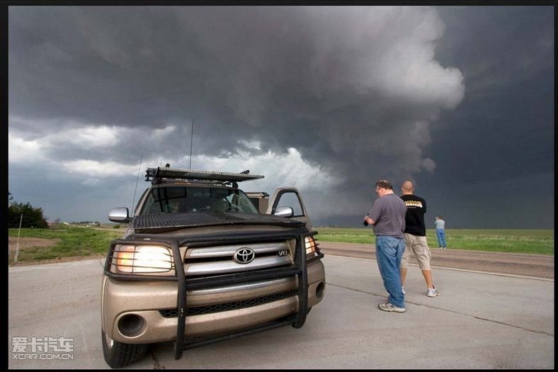 追逐龙卷风的无敌战车