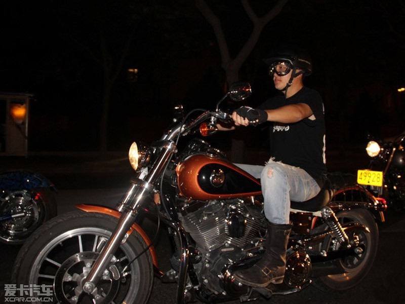 > 名人的摩托车