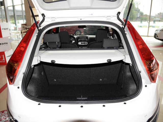 后排座椅支持按比例放倒,全部放倒后的总容积为938l.