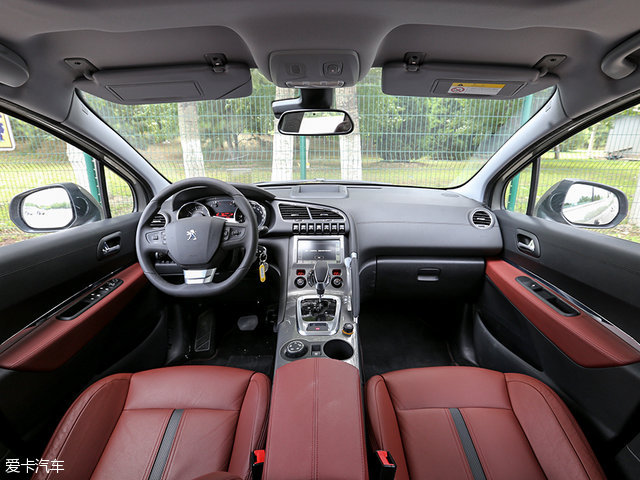 不过良好的材质运用与得当的设计让3008的内饰铺陈看起来一点也没有