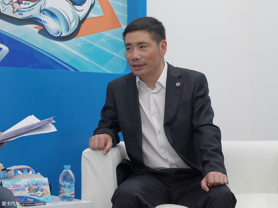 在本届广州车展现场我们请到汉腾汽车有限公司总经理李学明,李总,您好