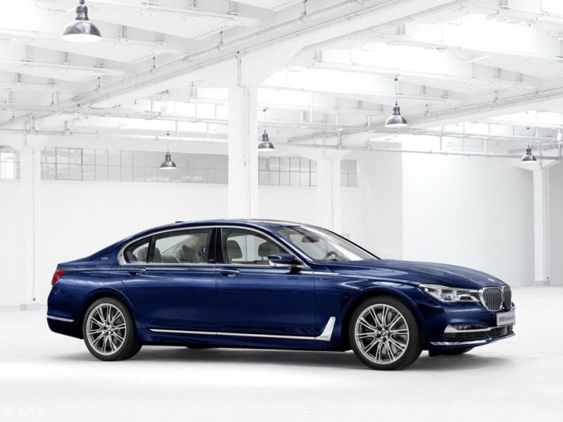 日前,宝马官方公布了一组全新7系centennial edition车型官图,该车是