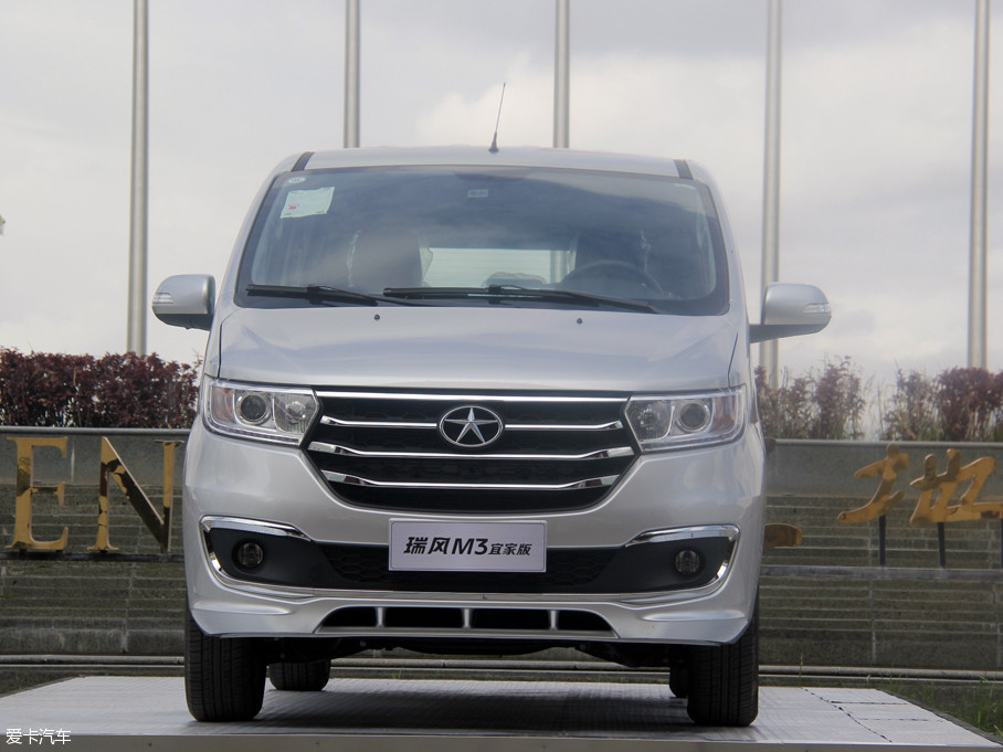 江淮瑞风m3基于现款瑞风m3打造,但与现款车型相比新车外观更动感时尚