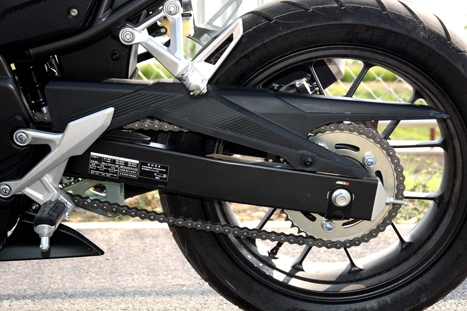 cbr500r这套后摇臂外观上虽然显得简陋了一些,但是实际性能上并没有