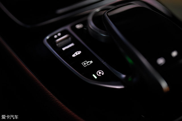 要启动自动泊车功能,需要先按下中央扶手之前的"p"按钮.